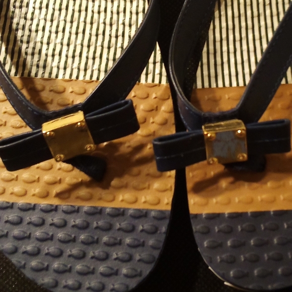 Lindsay Phillips -NWT Switch Flops, Multi Colored Sandals W/ Bow Button Attached - Picture 2 of 9